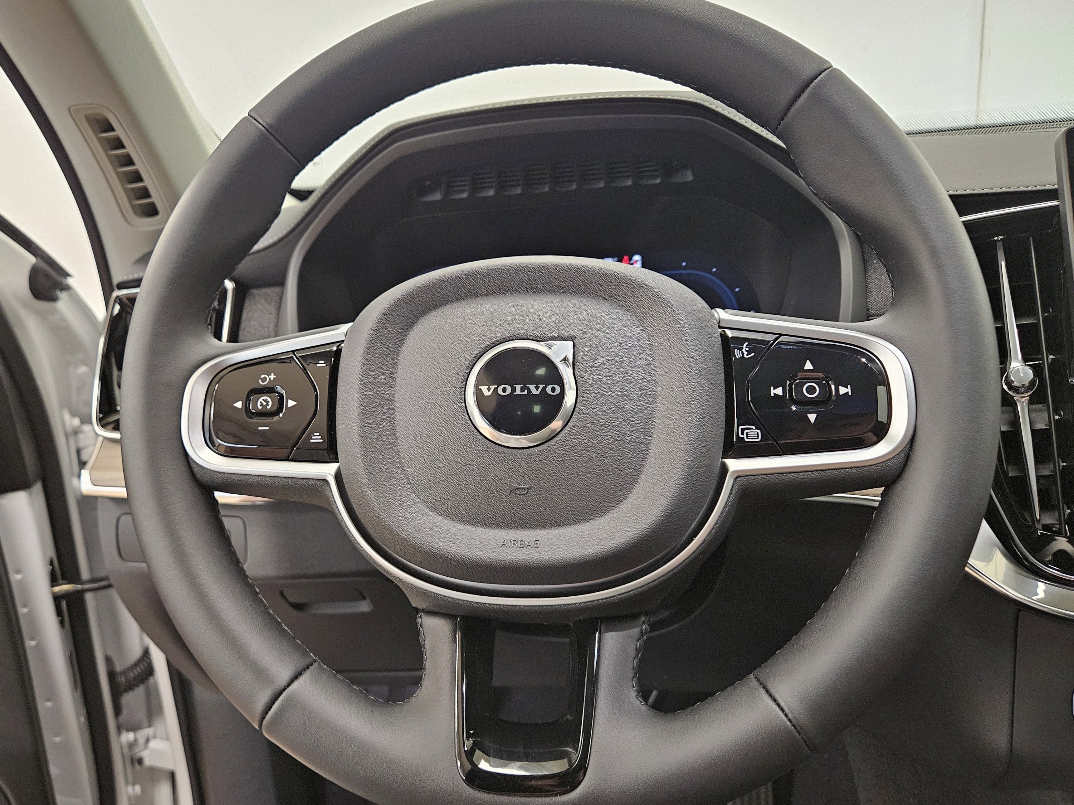 2025 Volvo XC90 Plug-In Hybrid Plus