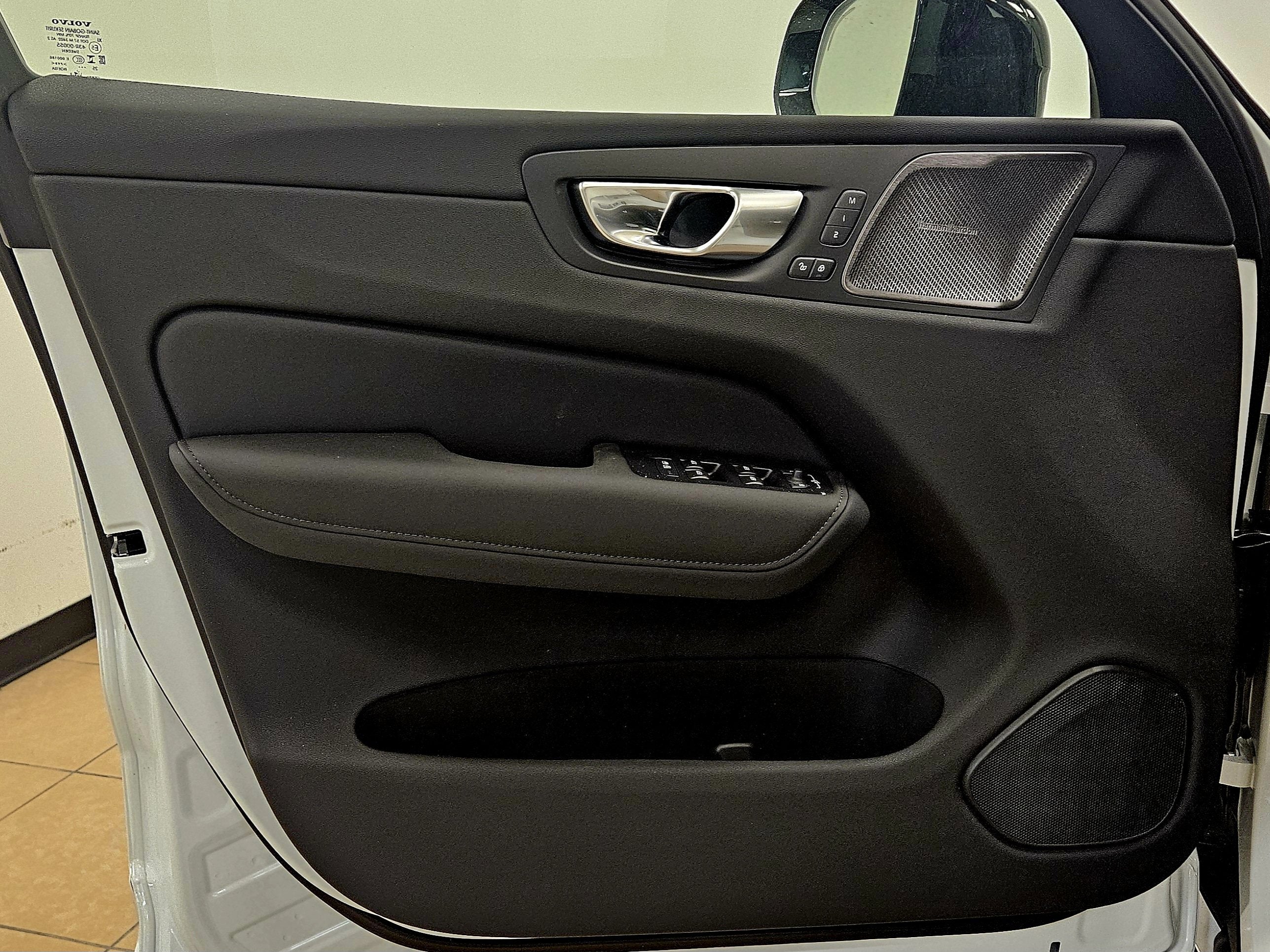 2026 Volvo XC60 Plug-In Hybrid Ultra Black Edition