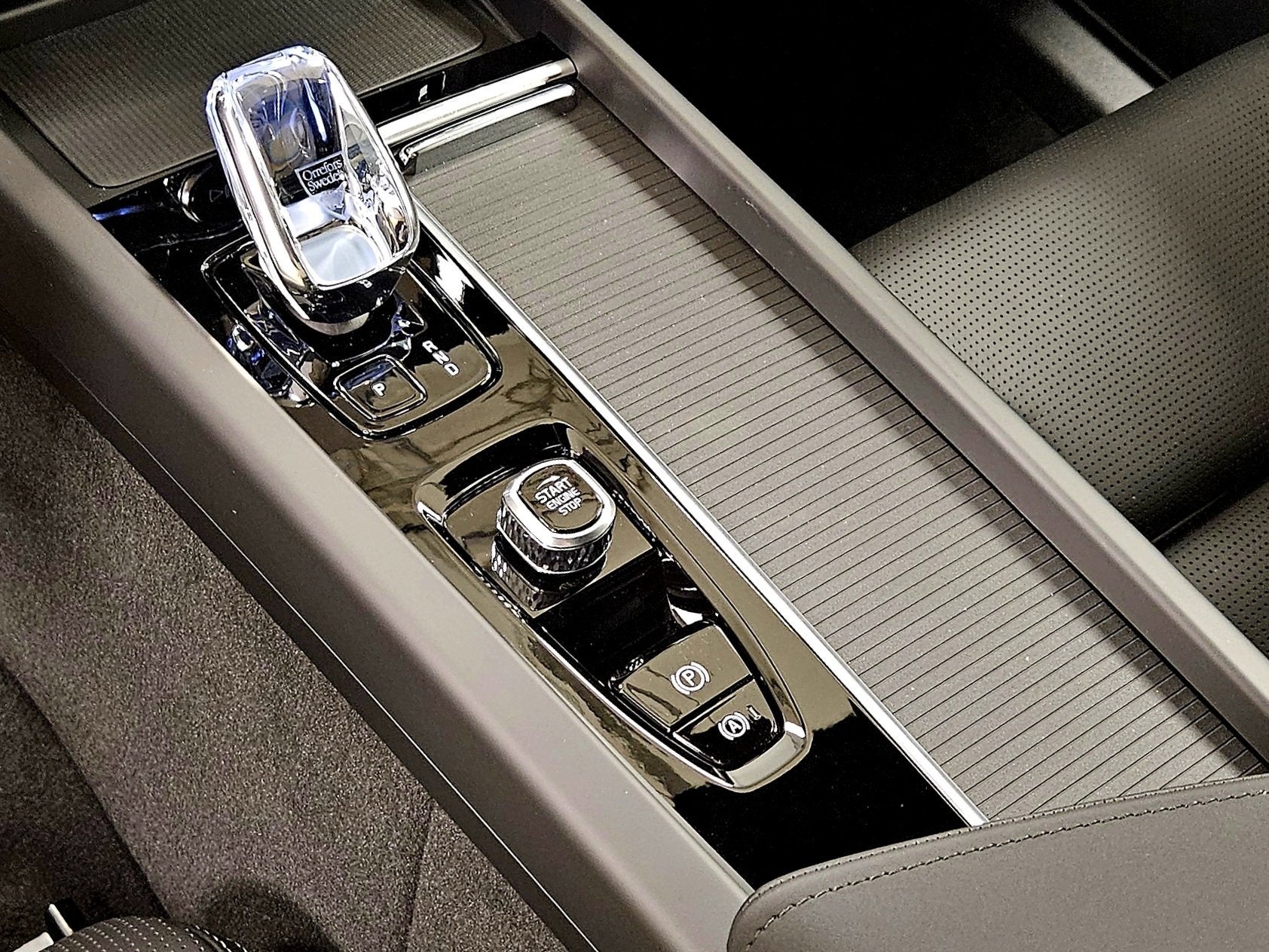 2026 Volvo XC60 Plug-In Hybrid Ultra Black Edition