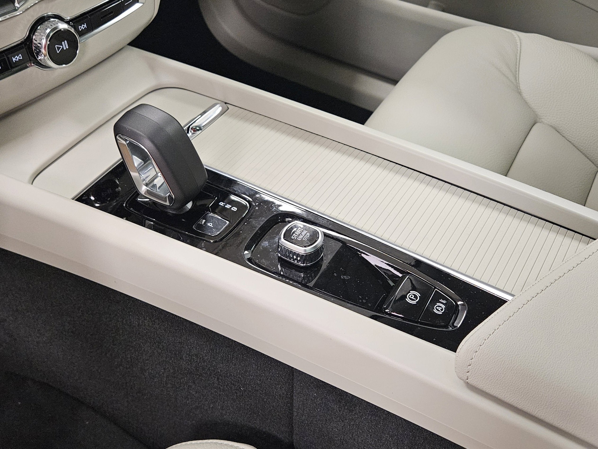 2025 Volvo XC60 Plug-In Hybrid Core