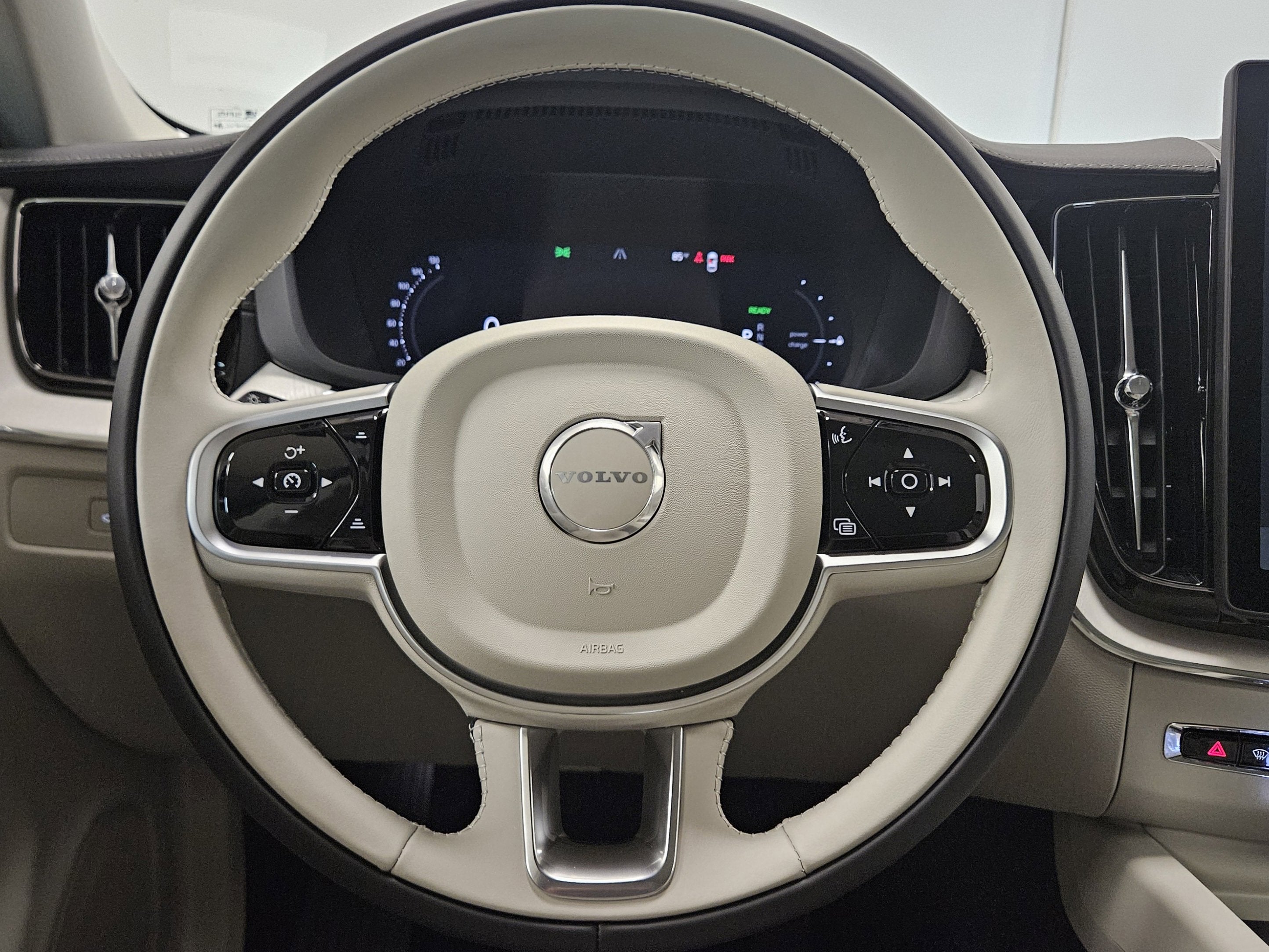 2026 Volvo XC60 Plug-In Hybrid Ultra