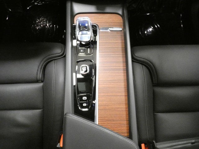 2023 Volvo XC60 Ultimate Dark Theme