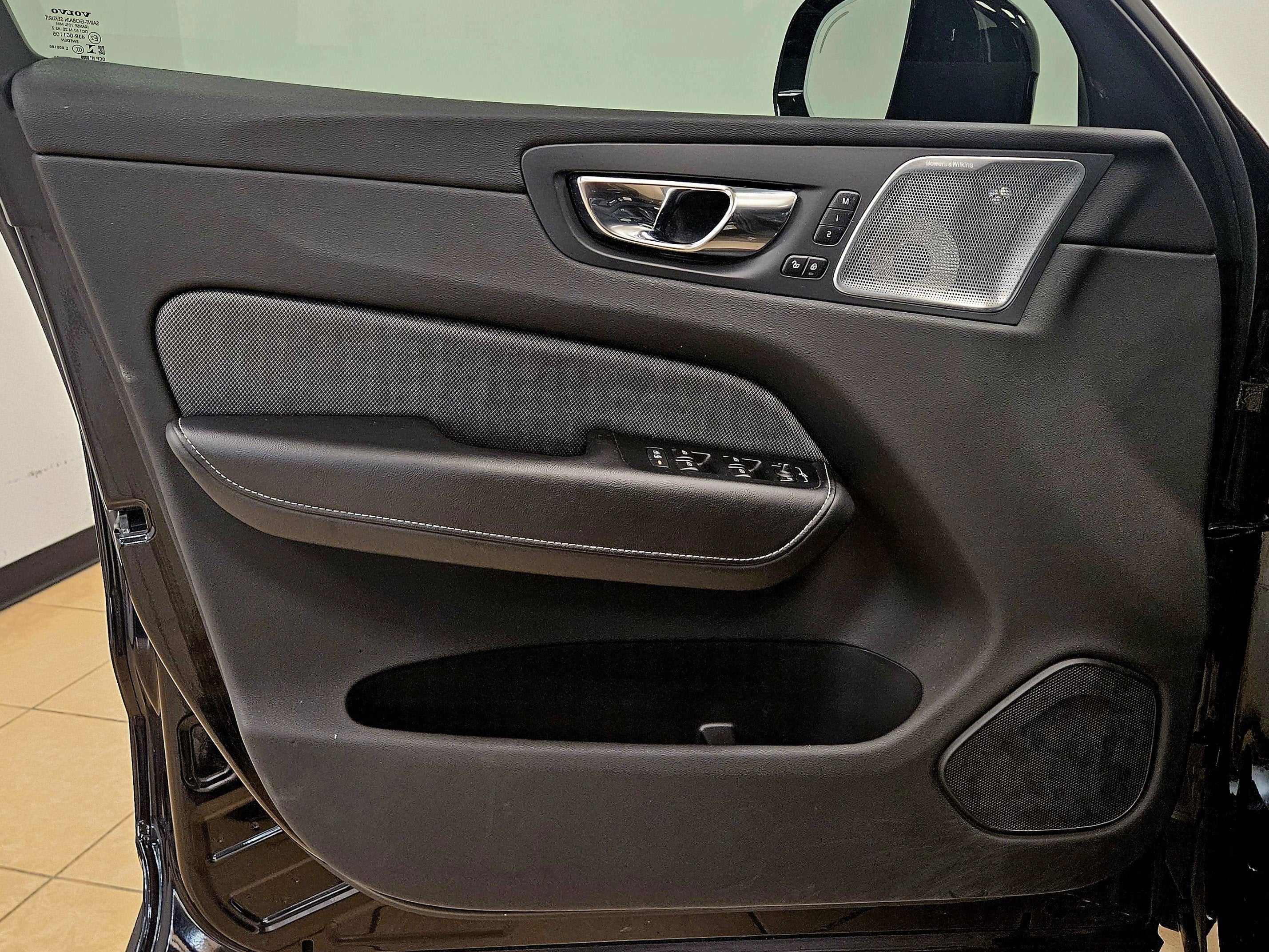 2022 Volvo XC60 R-Design