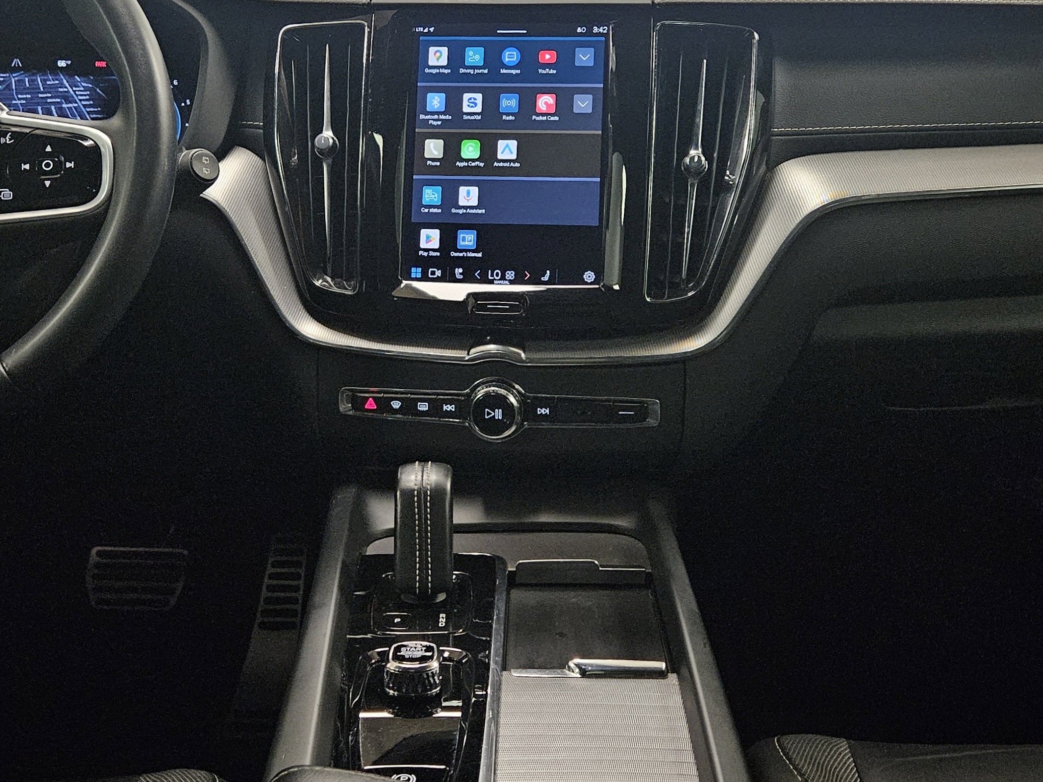 2022 Volvo XC60 R-Design