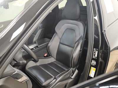 2022 Volvo XC60 R-Design