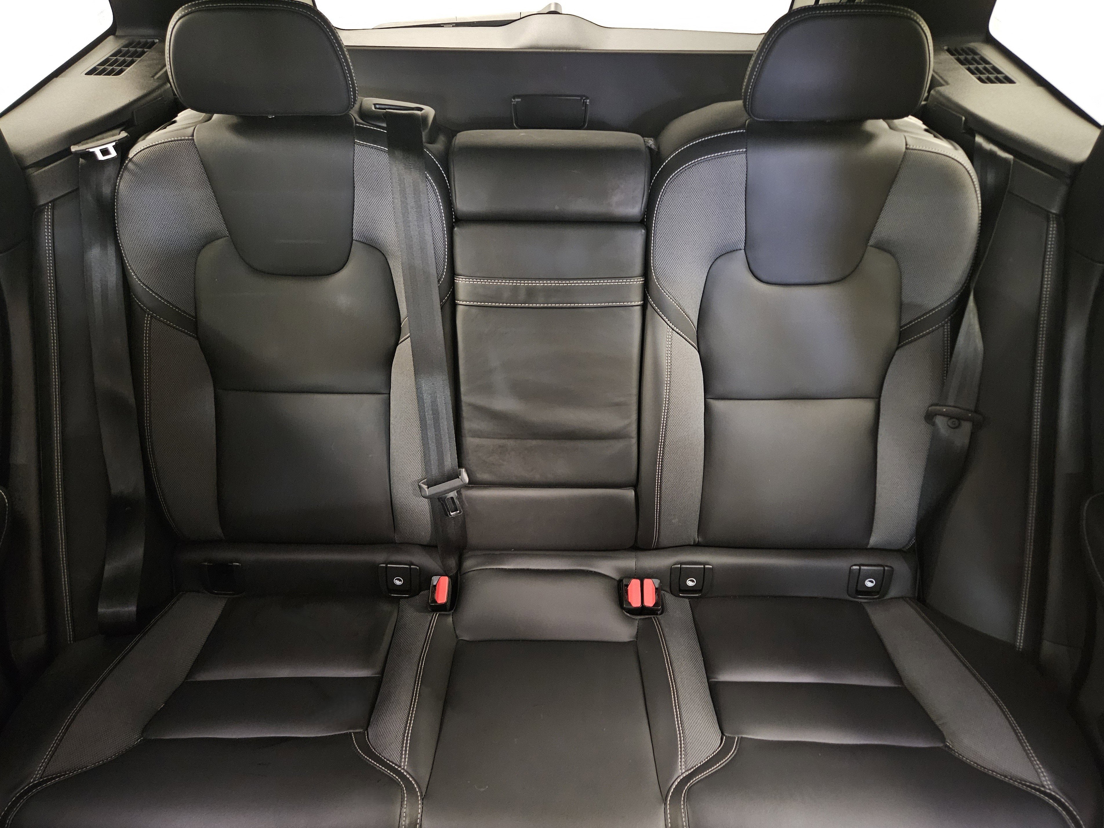 2022 Volvo XC60 R-Design