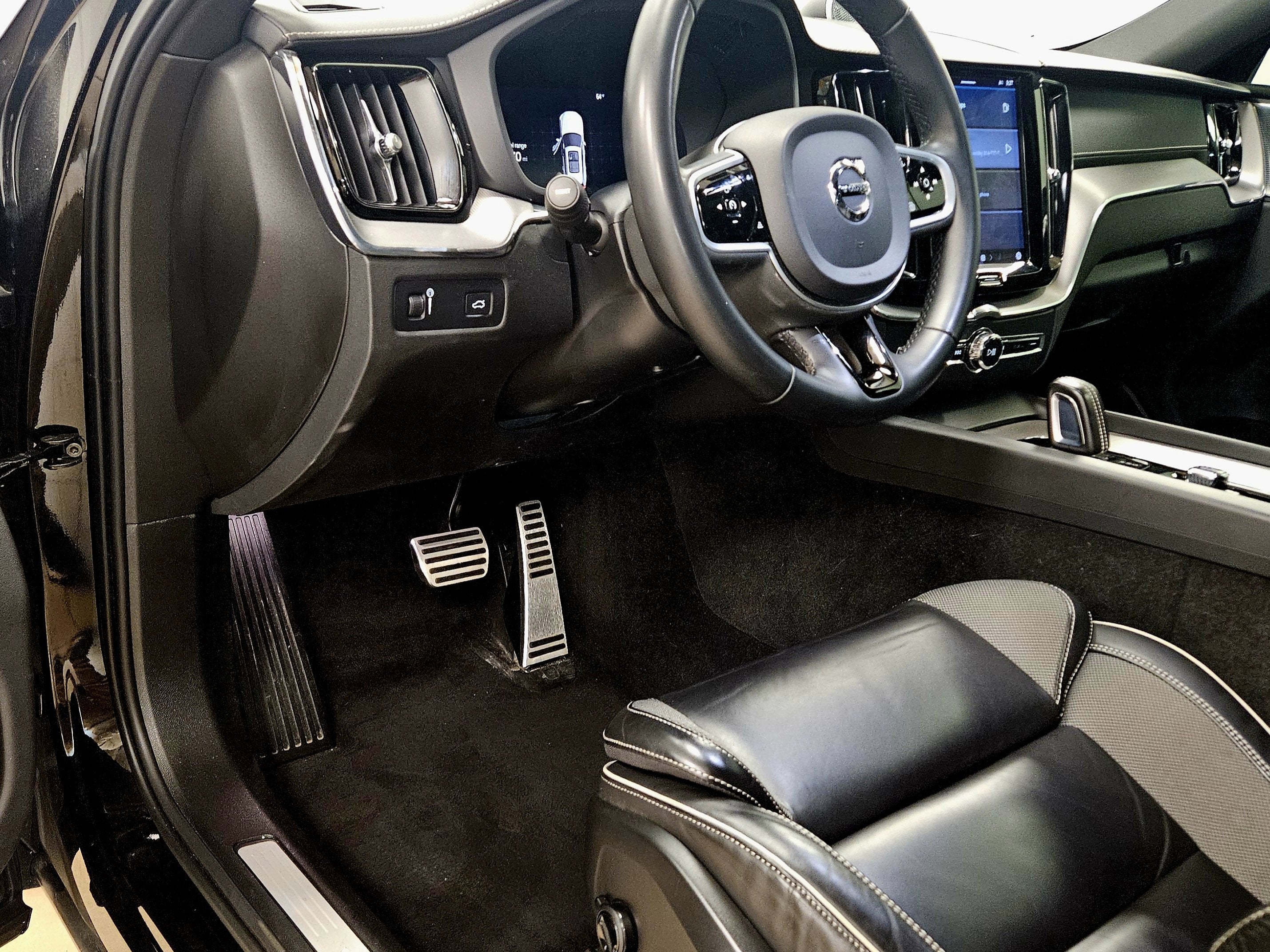 2022 Volvo XC60 R-Design