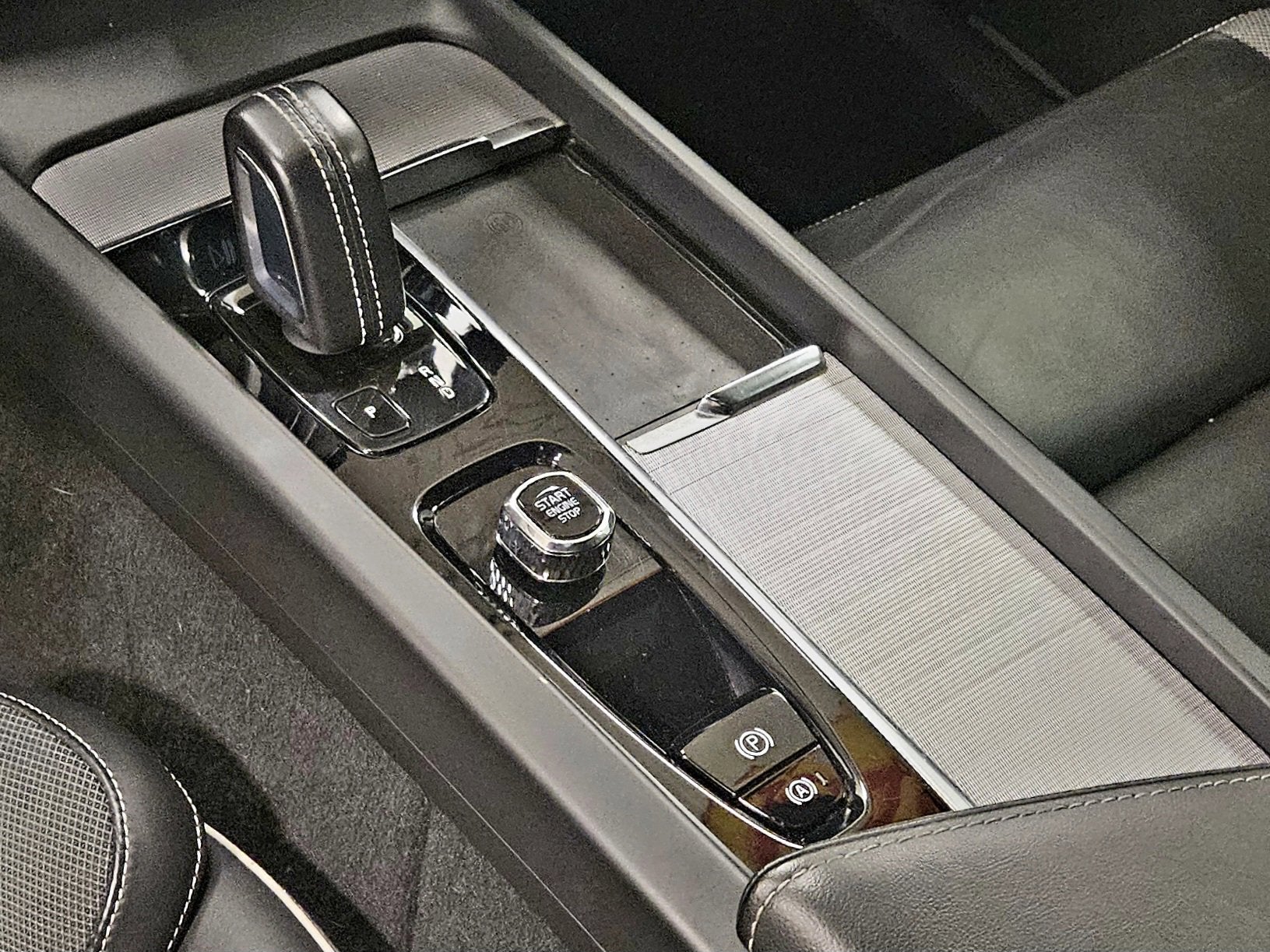 2022 Volvo XC60 R-Design