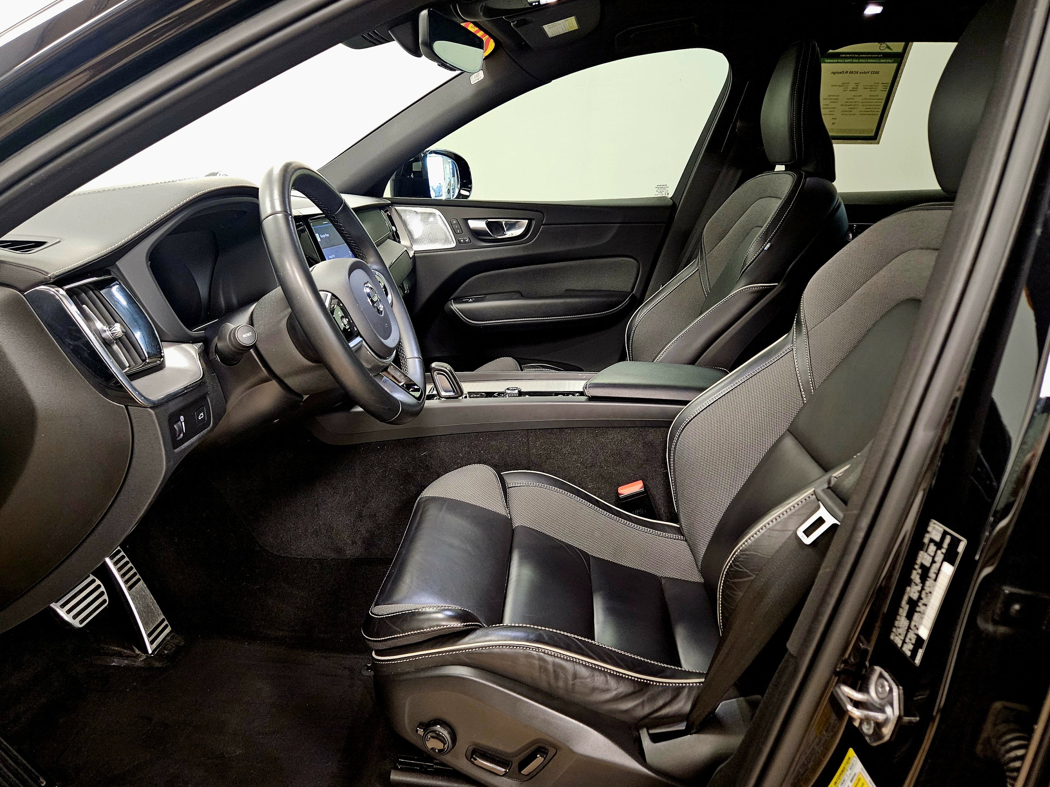 2022 Volvo XC60 R-Design