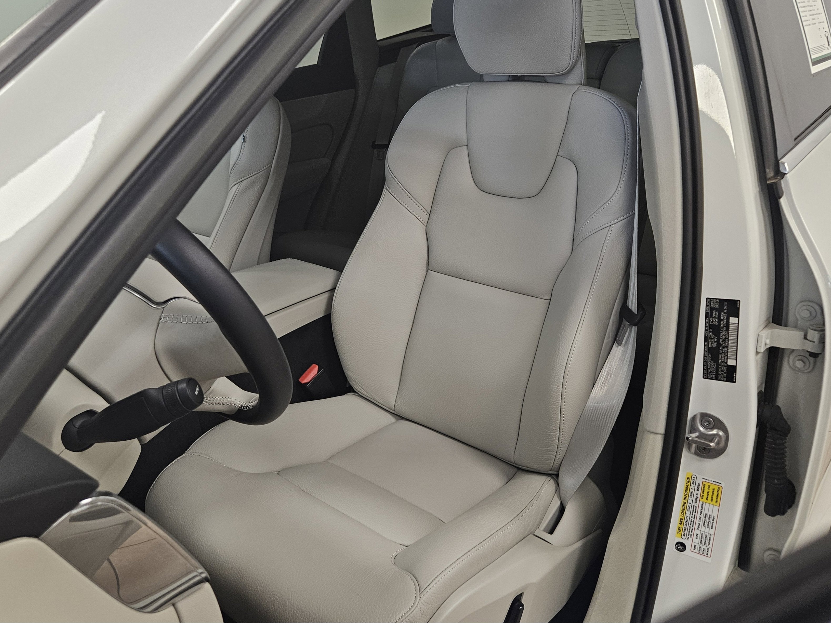 2023 Volvo XC60 Plus Bright Theme