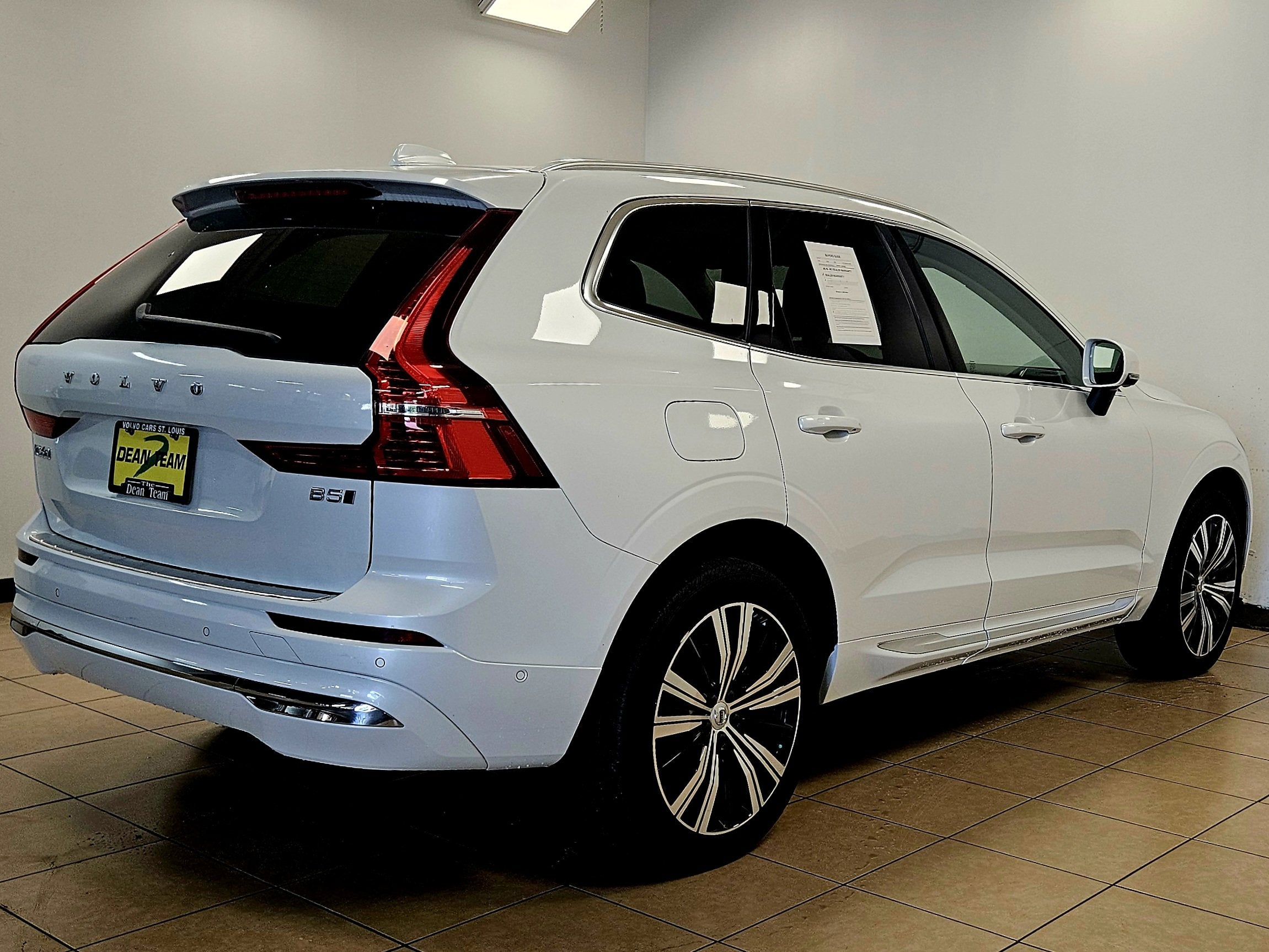 2023 Volvo XC60 Plus Bright Theme