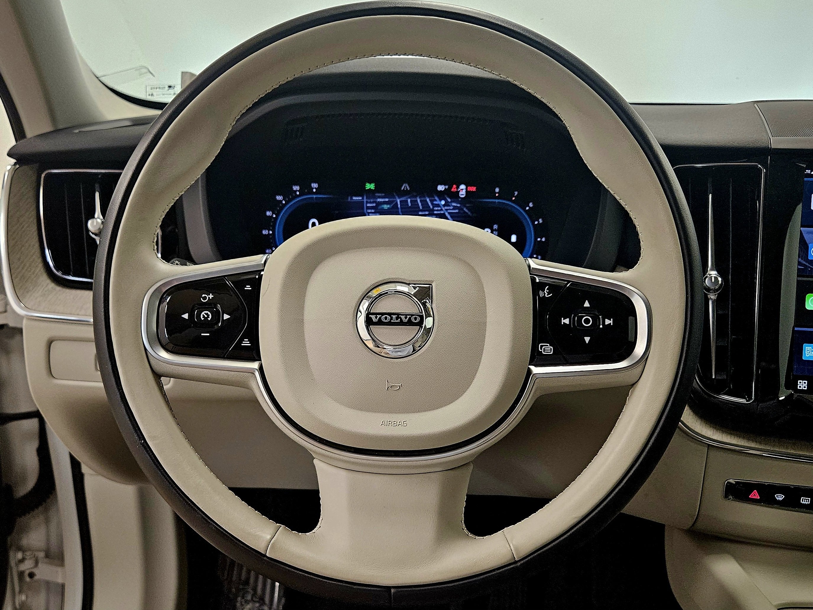 2023 Volvo XC60 Plus Bright Theme