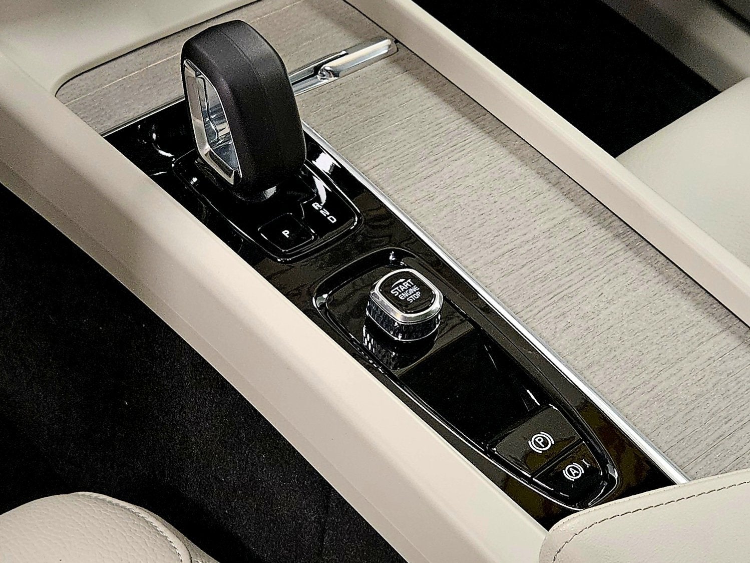 2023 Volvo XC60 Plus Bright Theme