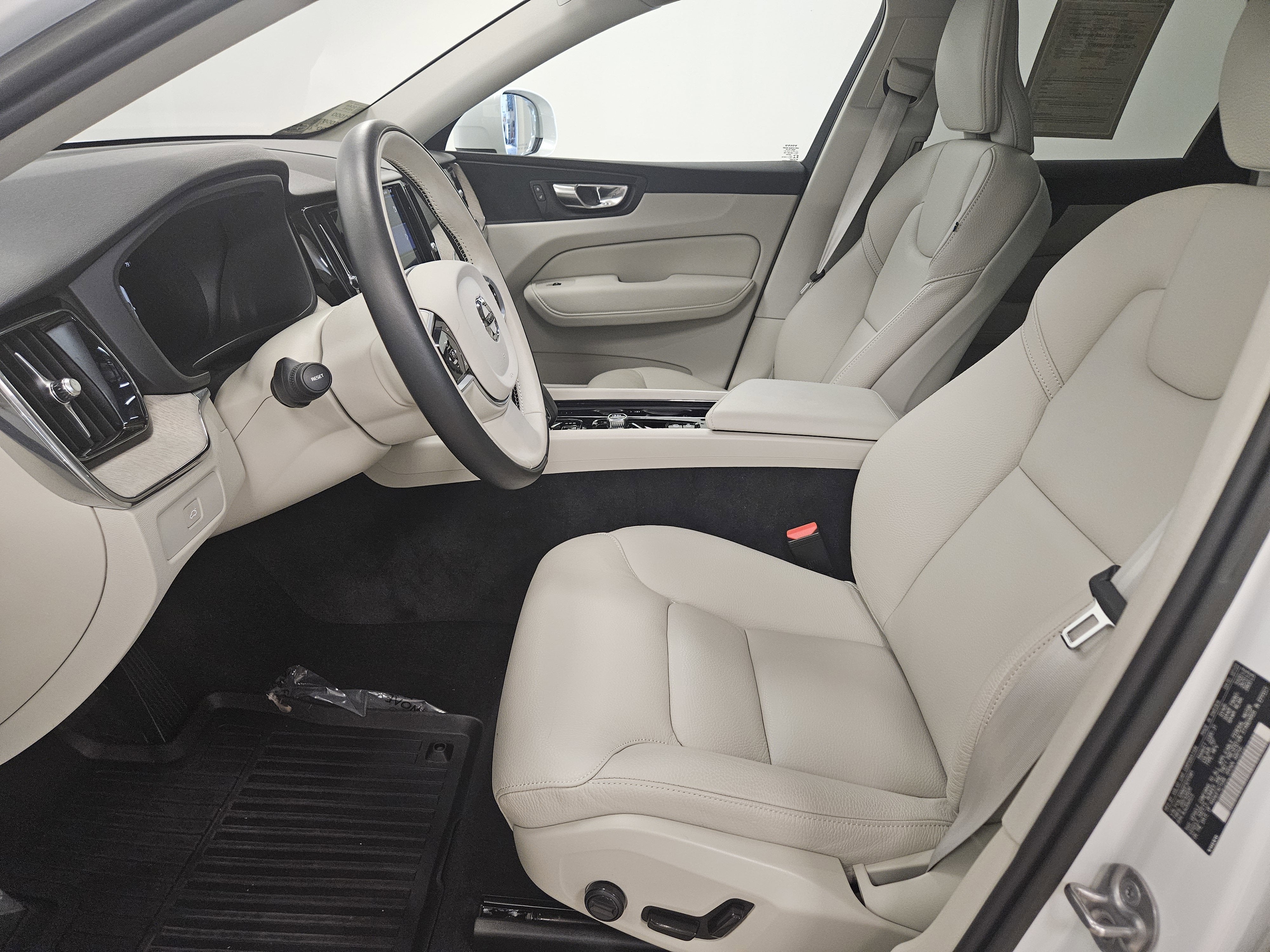 2023 Volvo XC60 Plus Bright Theme