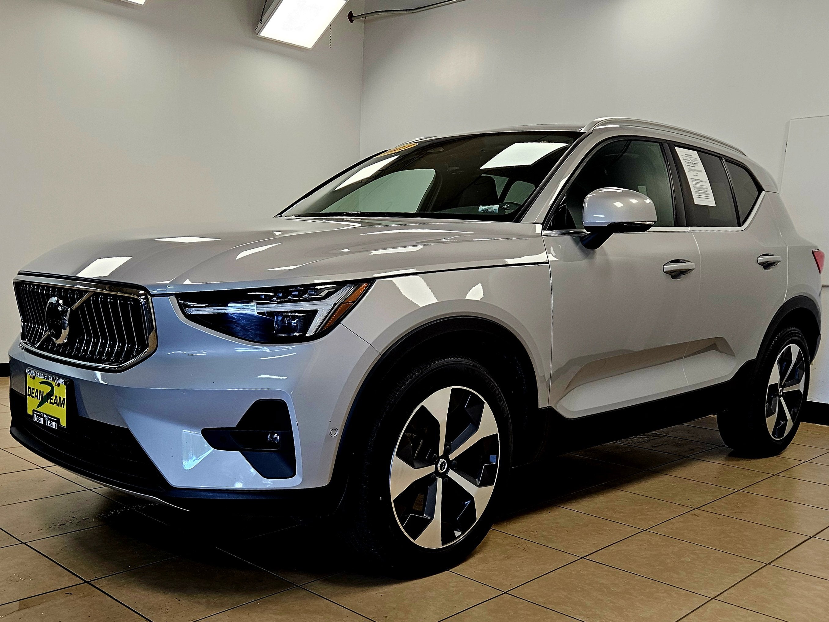 2023 Volvo XC40 Ultimate Bright Theme