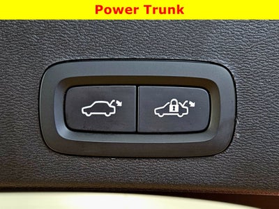 2023 Volvo XC40 Ultimate Bright Theme