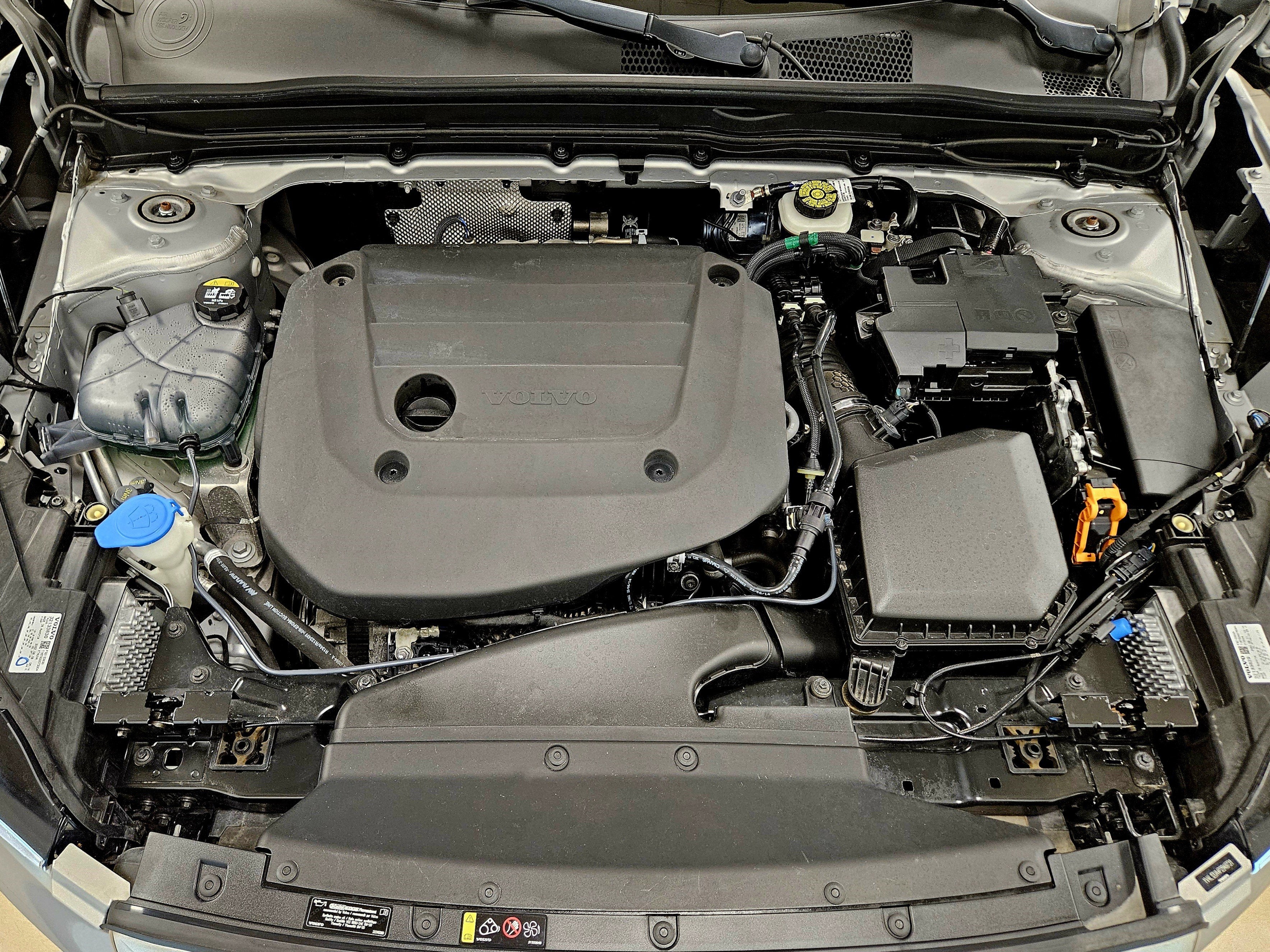 2023 Volvo XC40 Ultimate Bright Theme