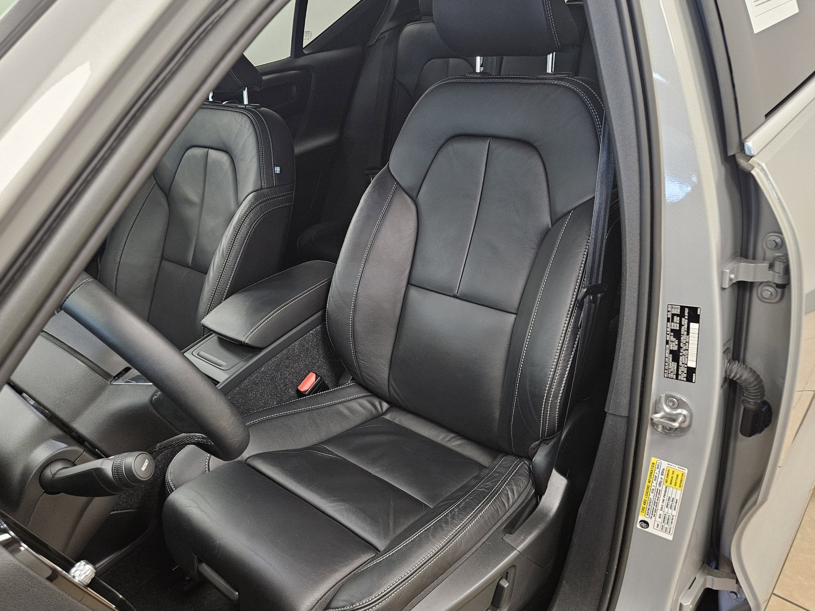 2023 Volvo XC40 Ultimate Bright Theme