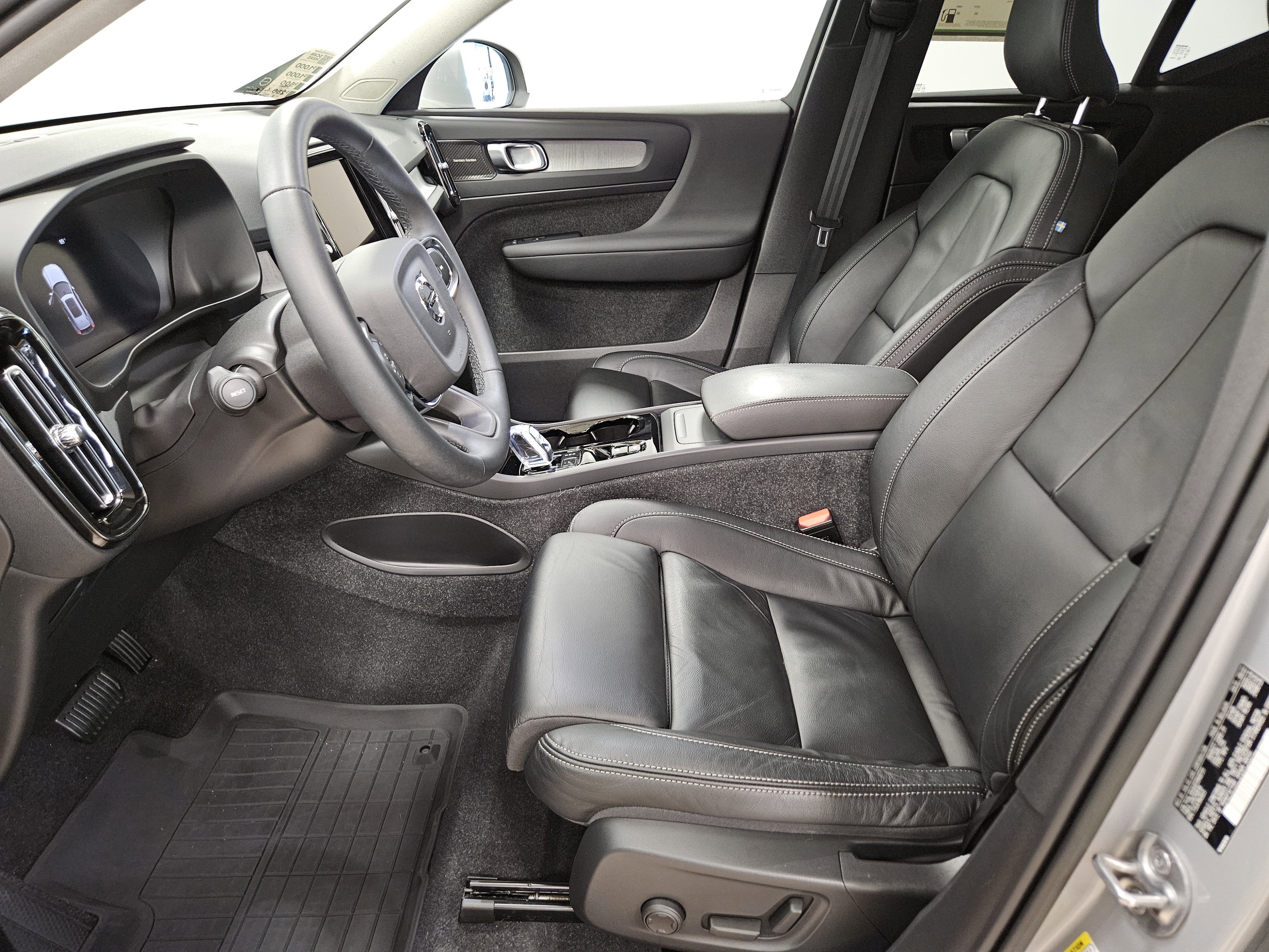 2023 Volvo XC40 Ultimate Bright Theme