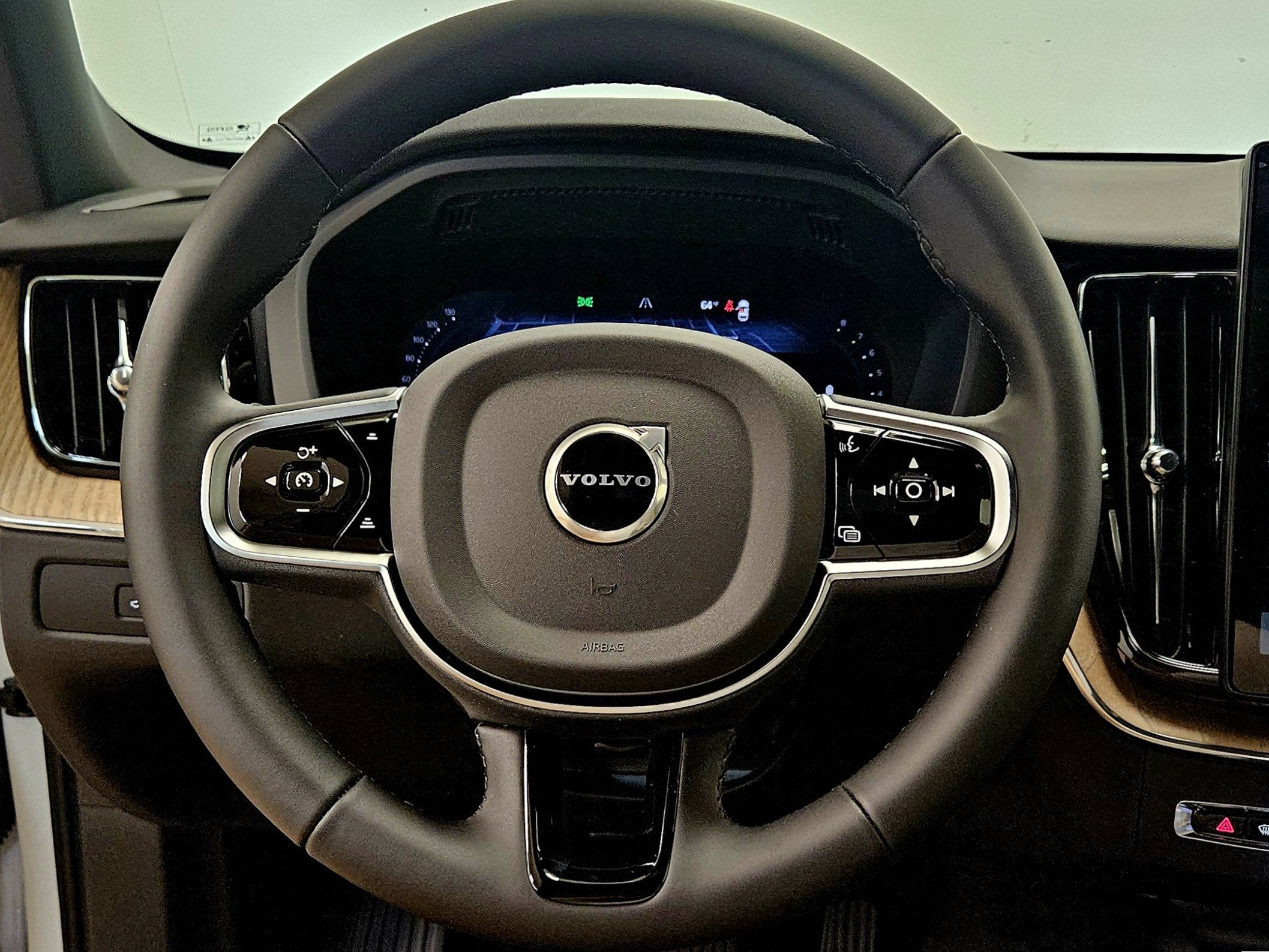 2026 Volvo XC60 Plus