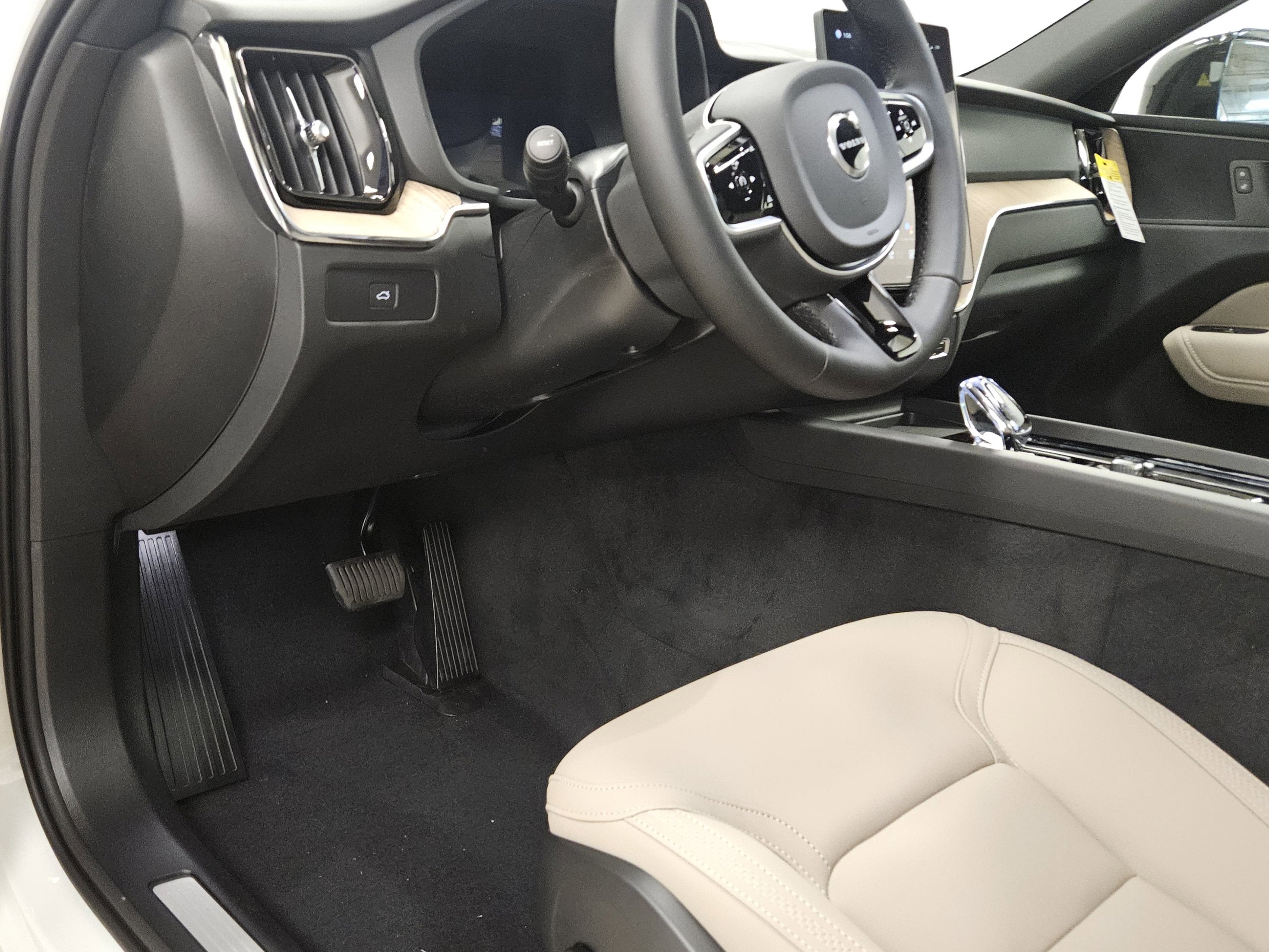 2026 Volvo XC60 Plus