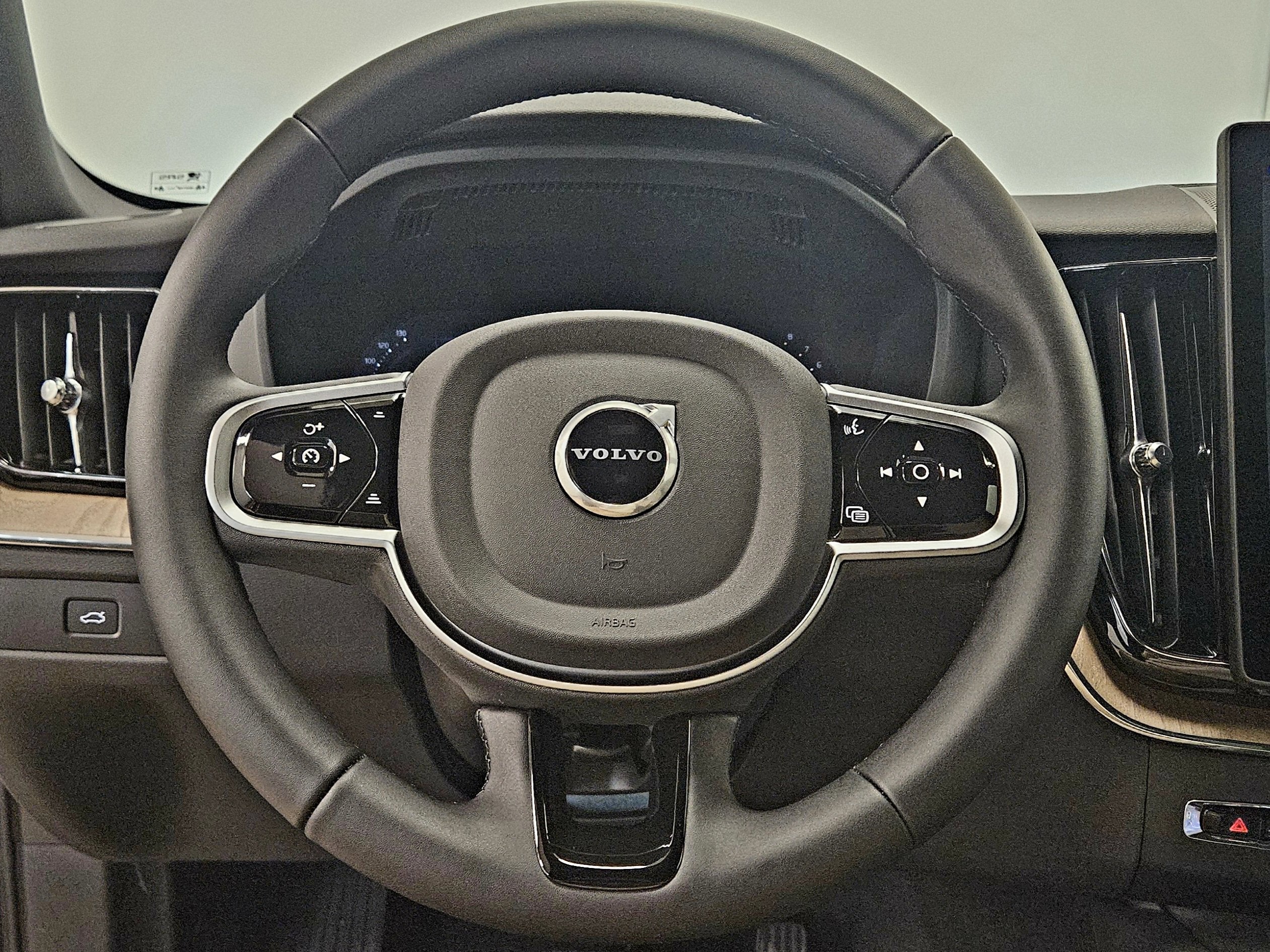 2026 Volvo XC60 Plus