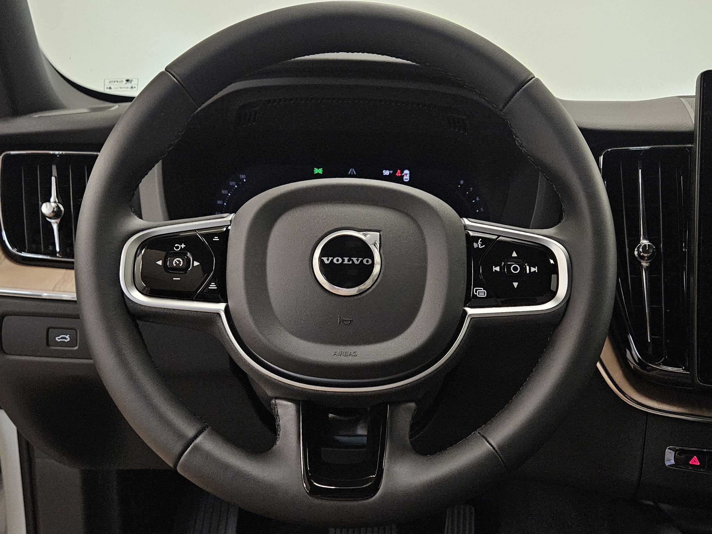 2026 Volvo XC60 Plus