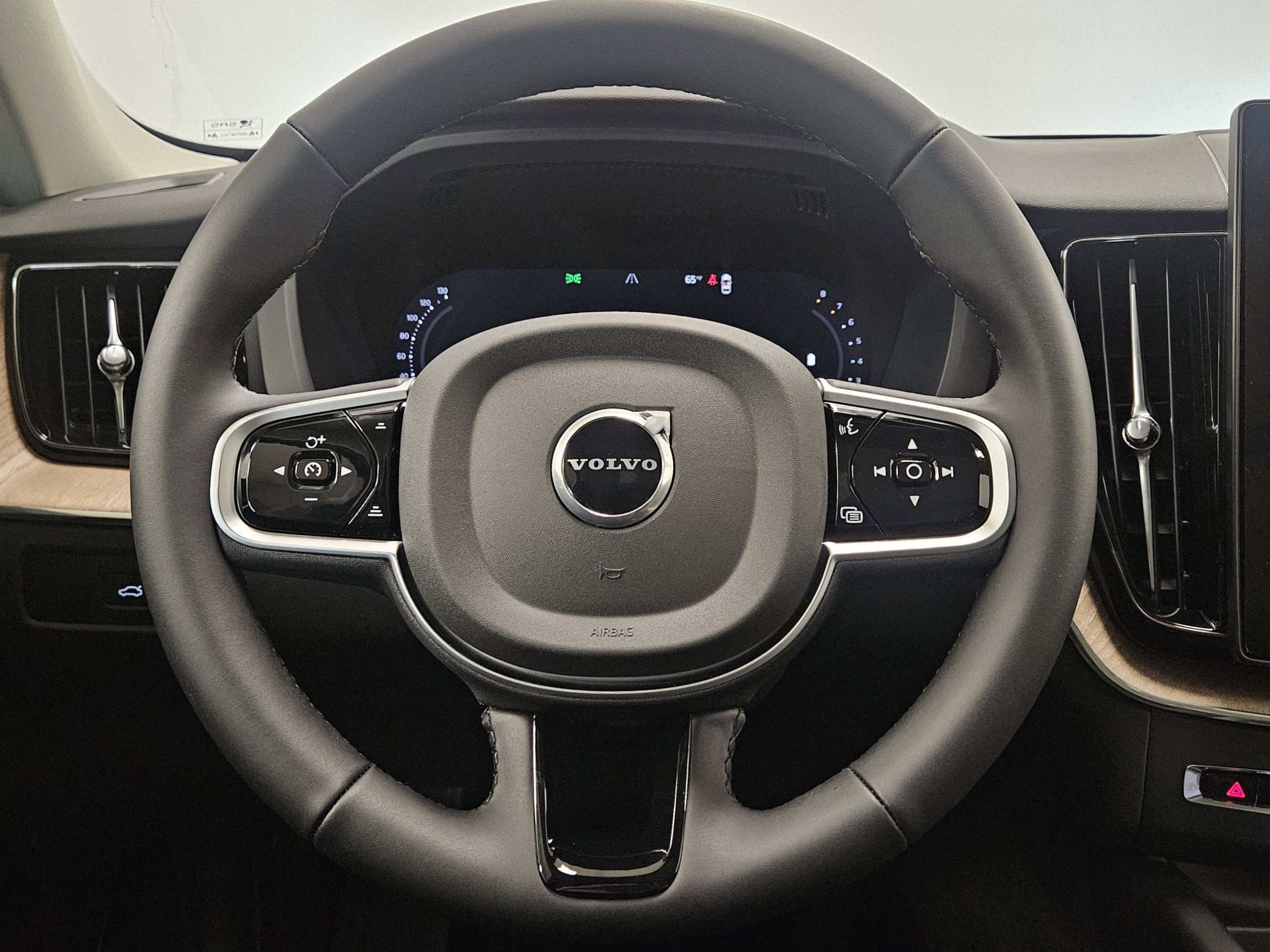 2026 Volvo XC60 Plus