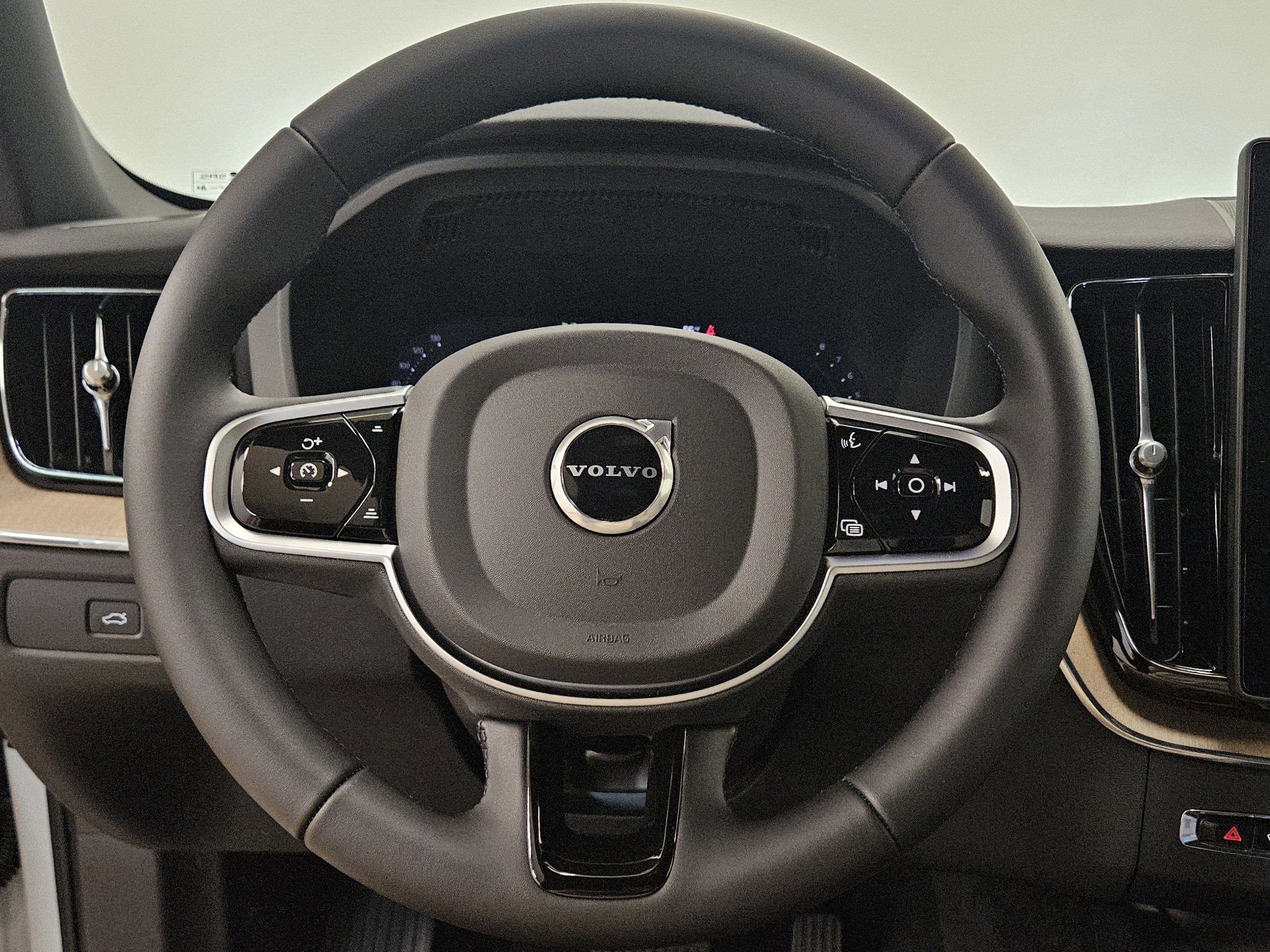2026 Volvo XC60 Plus