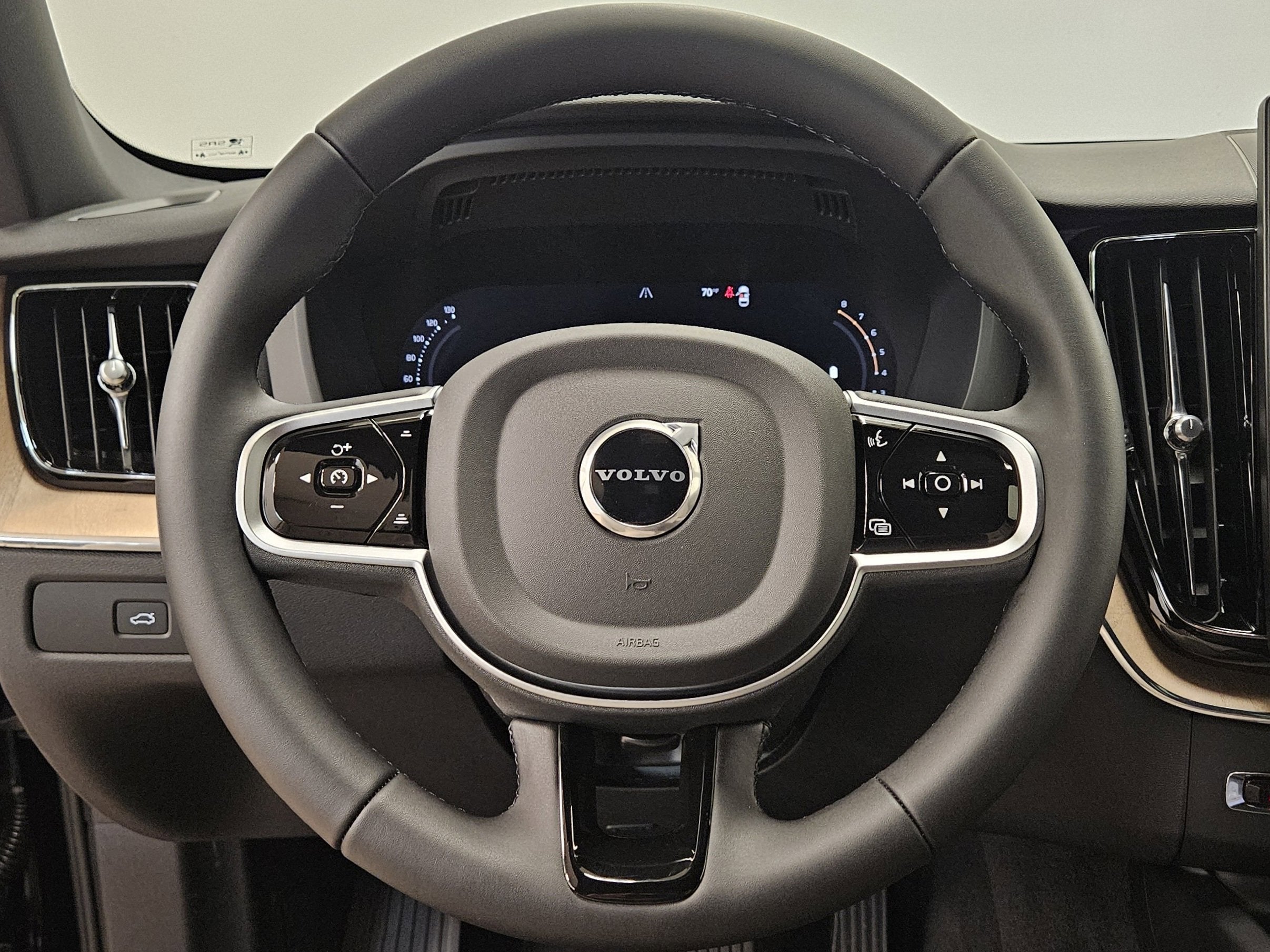 2026 Volvo XC60 Plus