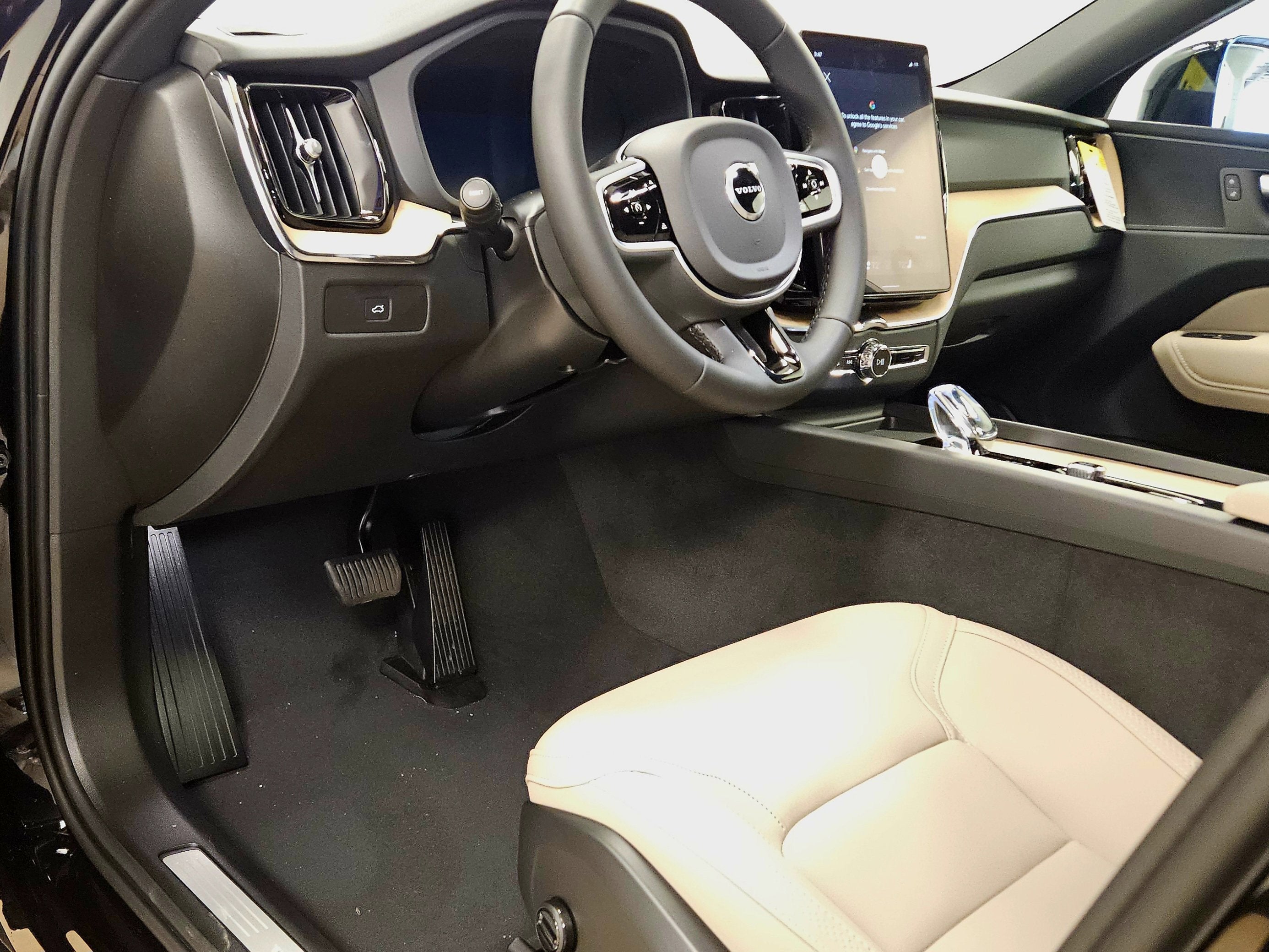 2026 Volvo XC60 Plus