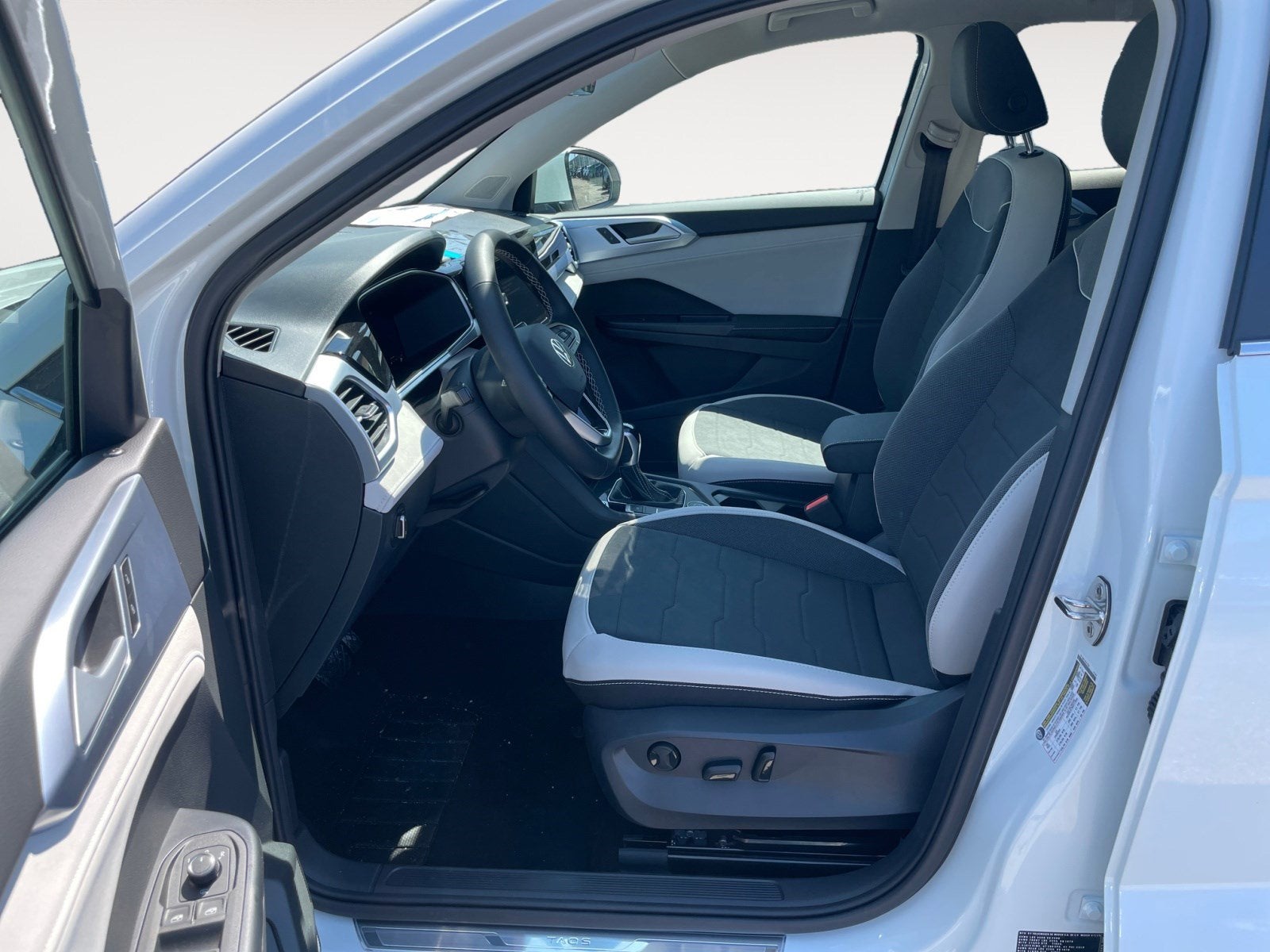 2025 Volkswagen Taos SE