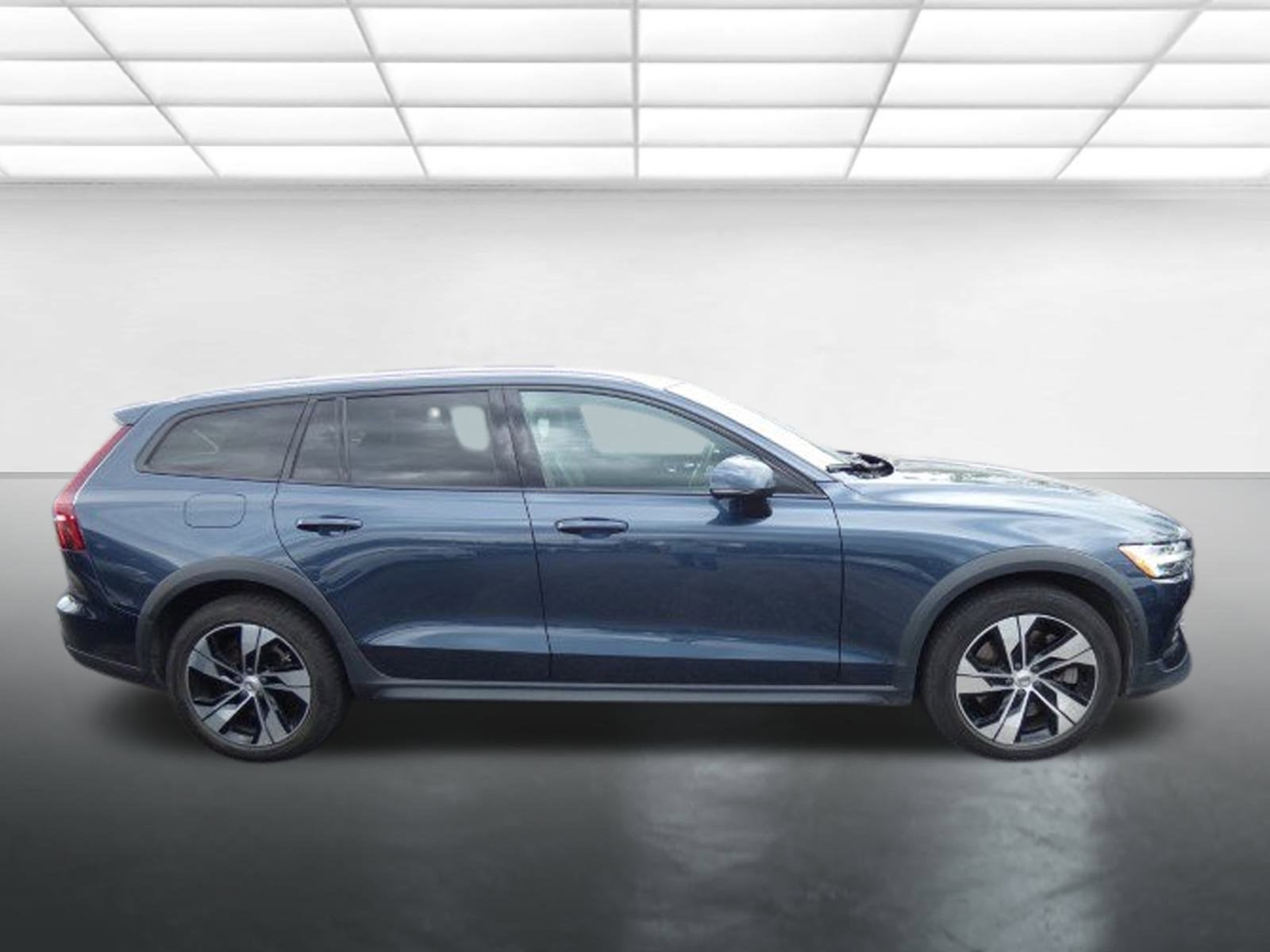 2022 Volvo V60 Cross Country T5
